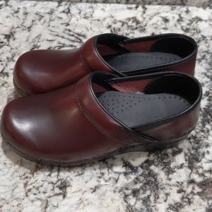 Dansko professional cordovan Clogs size 7 like new